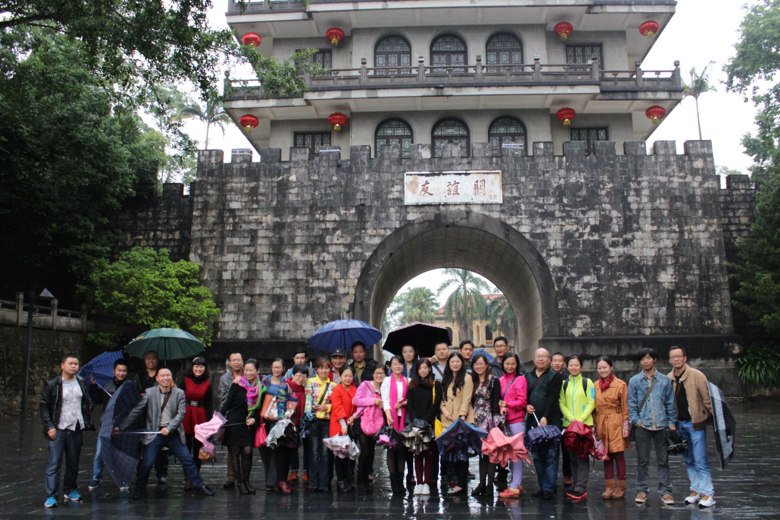 中午十二点三十分,采风队伍顺利到达爱国主义教育基地"友谊关".