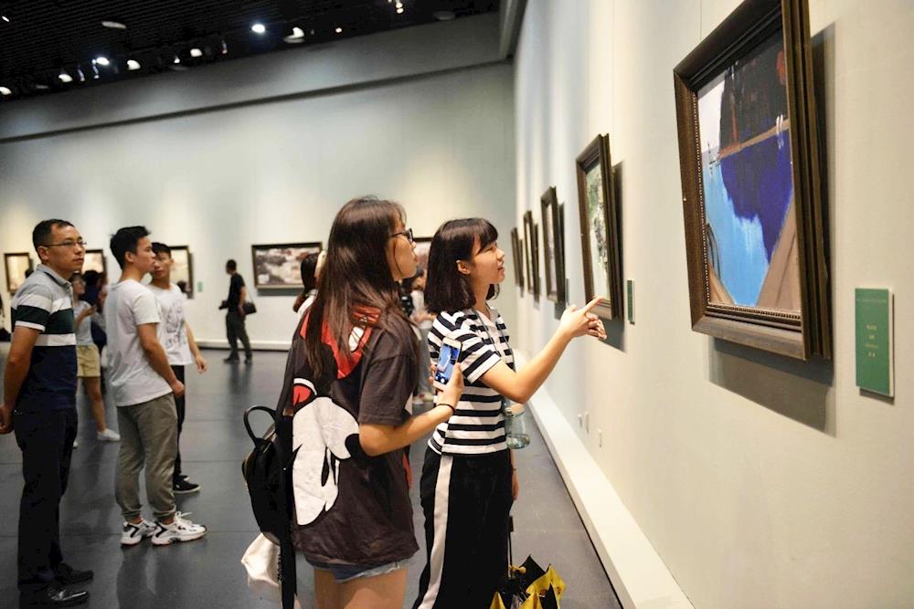 美术教育学院学生参观全国美术名家北海写生作品展