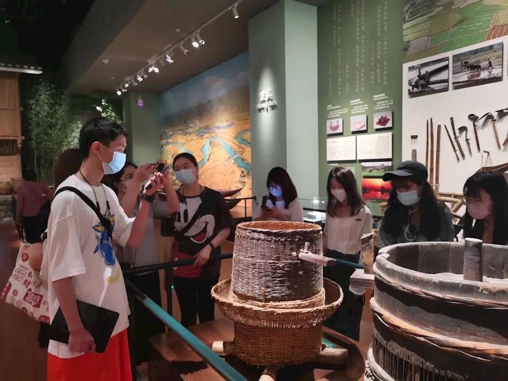 美術教育學院2018級師生於廣西民族博物館開展館校結合教學活動